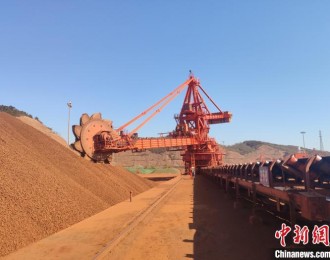 辽宁自贸试验区首批“保税筛矿”在大连中转出口