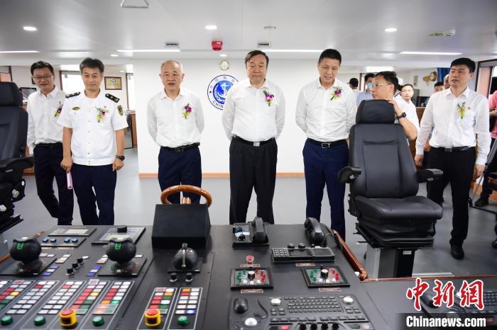 深圳海上危险品应急指挥船“深海01”轮交接入列