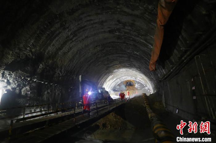 赣深高铁“第一长隧”龙南隧道全隧贯通（图）