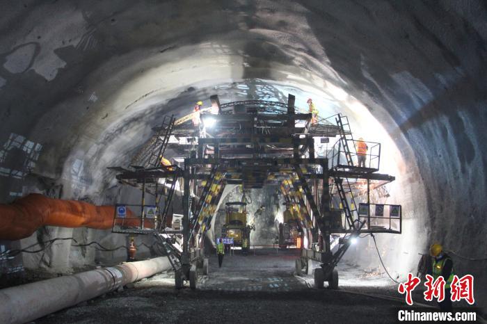 新疆东天山隧道出口左洞开挖掘进突破6000米大关