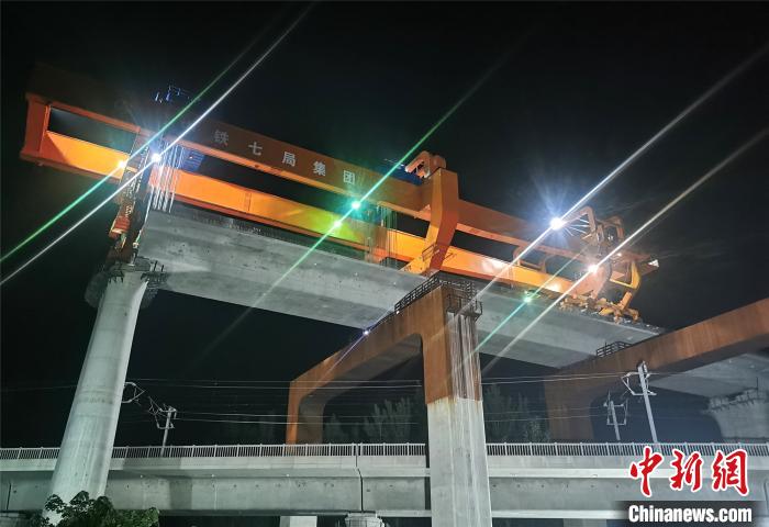 郑济铁路完成国内首例“钢横梁+简支箱梁”上跨高铁架梁施工