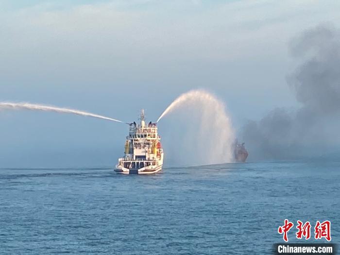 交通运输部：长江口两船碰撞起火事故已现9具遗体