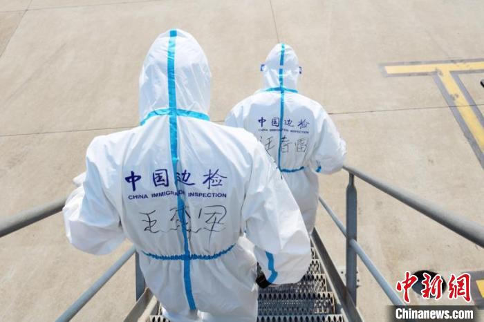 上海浦东机场口岸“同步办理入出境边检手续” 7300余架次国际货运航班获益