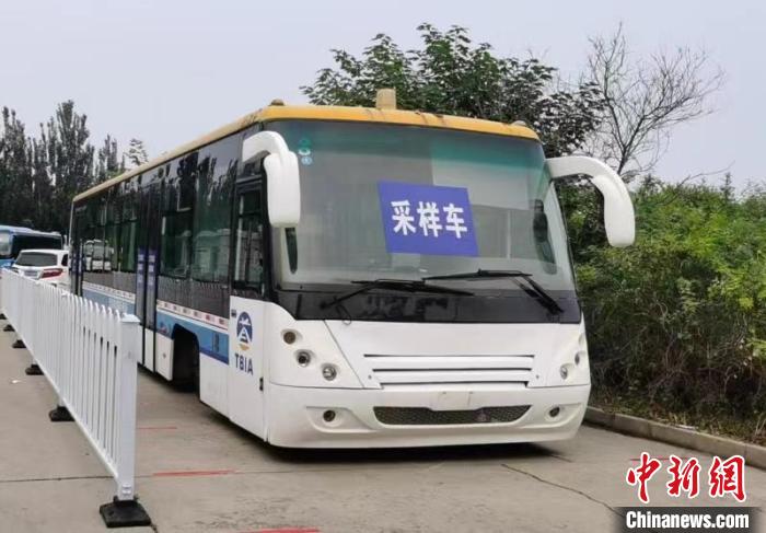 天津滨海机场摆渡车“变身”移动式“疫情防控专车”