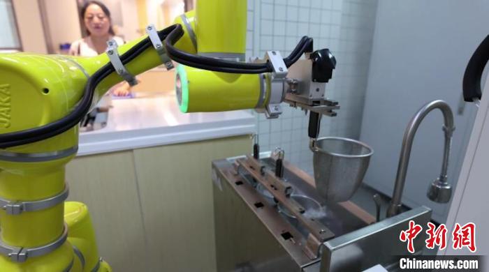 探访上海首家“社区AI食堂” 煮面条全程机械臂操作
