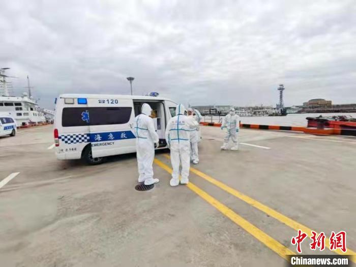 上海外高桥口岸边检开通“绿色通道” 一日内救助6名中外海员